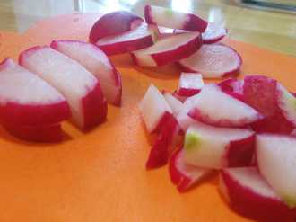 нарезаем редиску для окрошки на майонезе