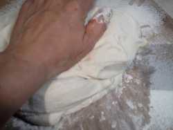 вымешиваем тесто для лепёшки воздушной