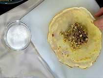 выкладываем на блин 2 ст. ложки начинки