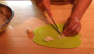 измельчаем чеснок