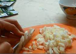 нарезаем лук кубиками