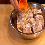 высыпаем на сало остатки черного молотого перца