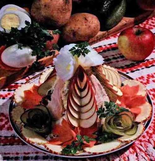 Салат с черносливом, яйцами, рисом и грецкими орехами.