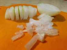 шинкуем репчатый лук для картофельного супа со спагетти