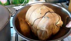 вынимаем готовый рулет в миску