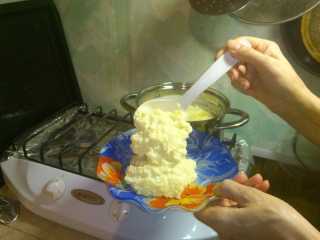 густая пшённая каша на тарелке