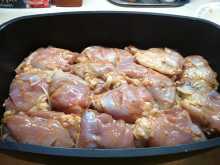 на лук выкладываем замаринованное мясо