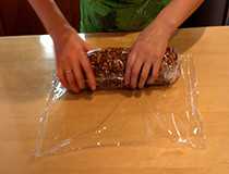 формируем колбаску на втором куске пленки