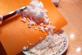 лук выкладываем на тарелку