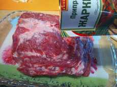 мясо посыпаем специями