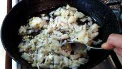 жарим лук на среднем огне