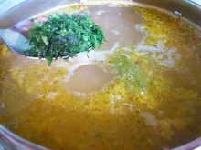 добавляем укроп для картофельного супа со спагетти