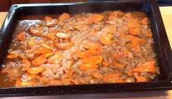 поджарку выкладываем на противень