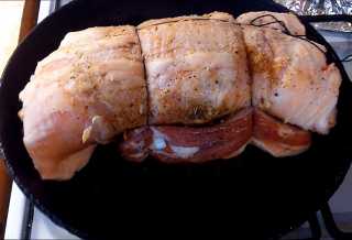 Сковородку смазываем растительным маслом, нагреваем поверхность и укладываем рулет.