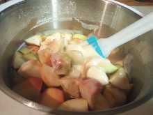 перемешиваем яблоки с тестом