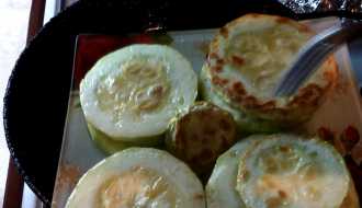 выкладываем кабачки на тарелку