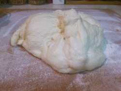 оторванный кусок кладём на доску для баурсаков