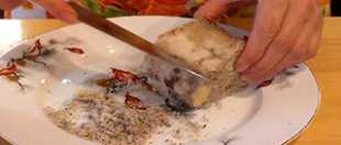 счищаем с готового сала соль