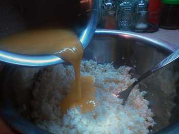 заливаем яичную смесь в творог