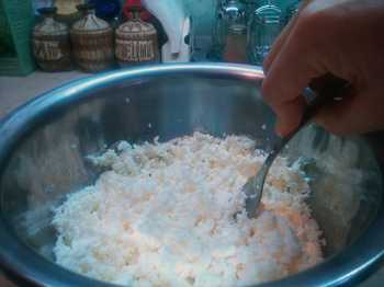 перетираем творог вилкой