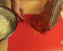 Морковь моем, очищаем от кожицы и натираем на средней тёрке.