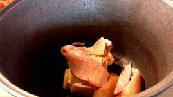 закладываем кожу свиную в касрюлю