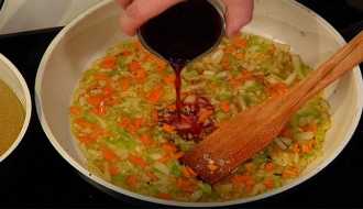 заливаем вино в поджарку