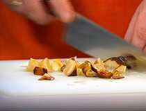 нарезаем грибы на средние ломтики