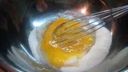 добавляем сахар к яйцам