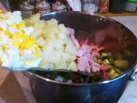 добавляем яйцо, картошку и колбасу в кастрюлю