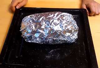 Отправляем мясо в заранее нагретую духовку и запекаем мясо 1 час 30 минут при температуре 200 градусов.