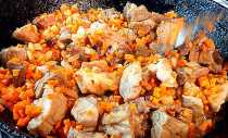 обжариваем морковь с мясом