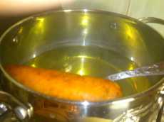 варим морковь для салат Нежность с крабовыми полочками и консервированной кукурузой