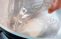 в кастрюлю добавляем воду