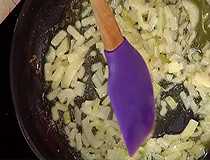 к обжаренному луку добавляем перемолотое мясо