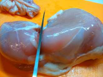 разрубаем окорочок а две части