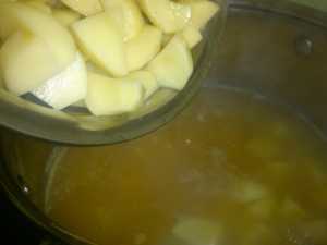 кладем картофель в гороховый суп