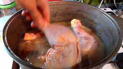 в бульон закладываем куриные окорочка