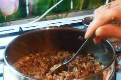 на дне должно остаться немного жидкости