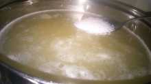 солим бульон с картошкой