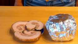 рулет можно хранить в морозилке (в фольге) 2 месяца