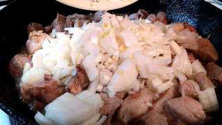 добавляем лук к мясу