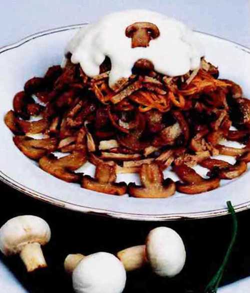 Салат со свининой, грибами и морковью.