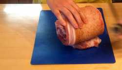 сворачиваем мясо в тугой рулет