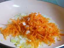 жарим морковь для супа картофельного с мясными фрикадельками