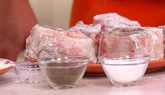 обваливаем голяшки говяжьи в муке