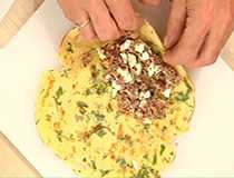 накладываем начинку на блин