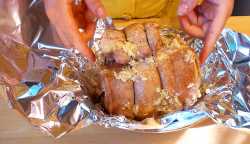 натираем рулет чесноком