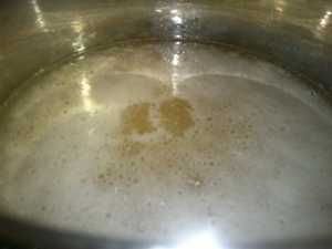 горох в кастрюле закипает