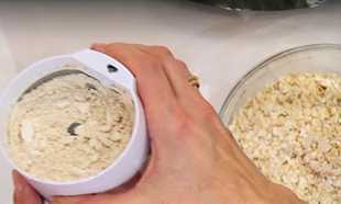 перемалываем овсяные хлопья в муку